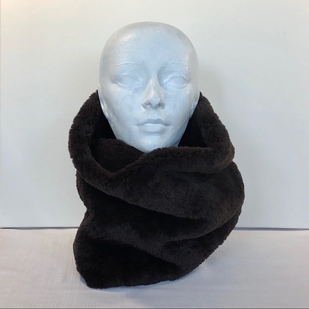 Soft fake fur collar